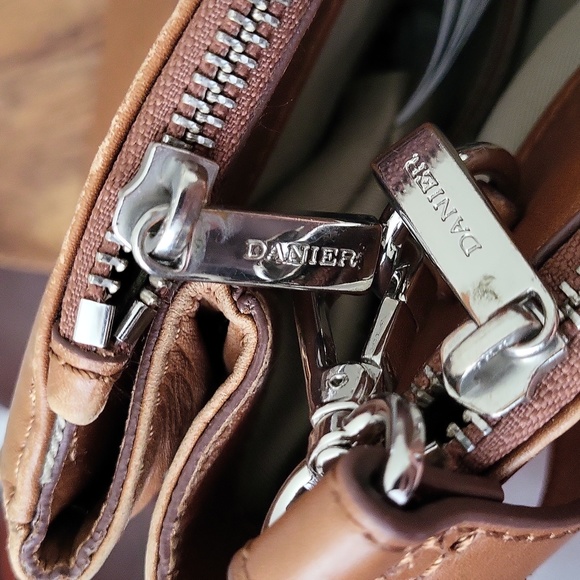 Danier Vintage Structured Leather Tote in Tan - Picture 7 of 16